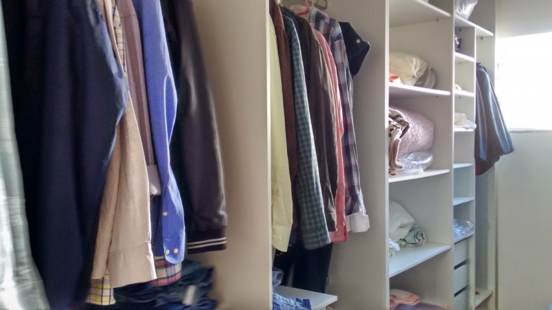 Casa de condomínio à venda Lagomar com 150m² e 3 quartos por R$ 800.000 - 1699903496-Armário do closet da suite.jpg